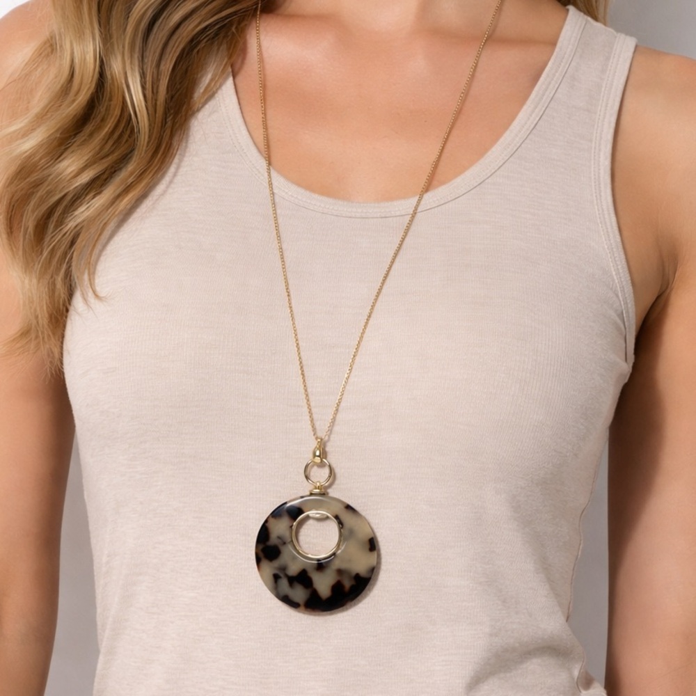 Gold-Tone Pendant Necklace with Tortoiseshell Resin Disc. (BR999/10)